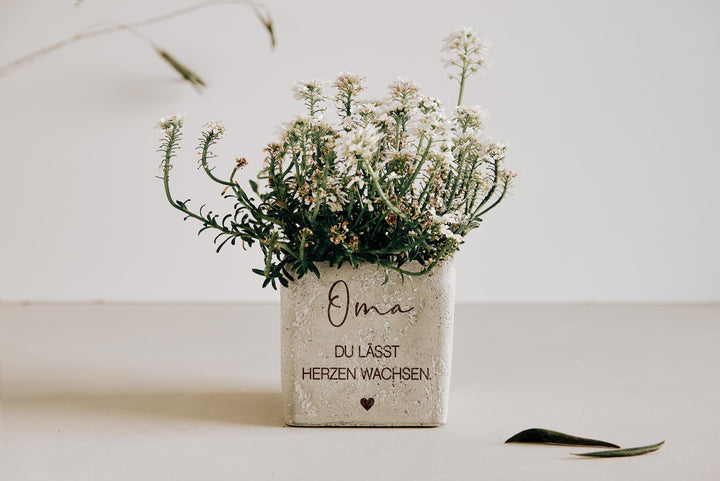 Blumentopf Beton personalisiert "Oma, du lässt Herzen wachsen" | Geschenk für Oma | Muttertag Geburtstag | Übertopf mit Gravur Handmade - JelliesDesign - - Indoor Planters