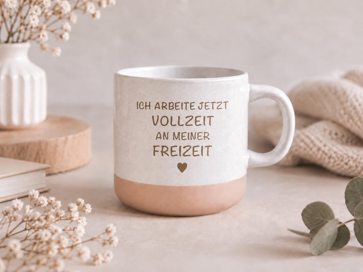 Steinzeugtasse "Ich arbeite Vollzeit an meiner Freizeit", weiß gesprenkelt mit 360ml - Jellies Design