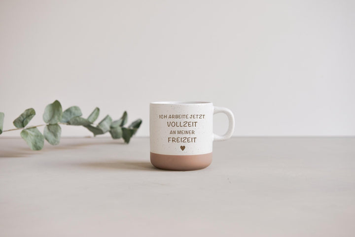 Steinzeugtasse "Ich arbeite Vollzeit an meiner Freizeit", weiß gesprenkelt mit 360ml - Jellies Design