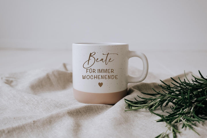Ruhestandsgeschenk: Steinzeugtasse "Für immer Wochenende" mit Tiefgravur, 360 ml, weiß gesprenkelt, optional Name und Datum - Jellies Design
