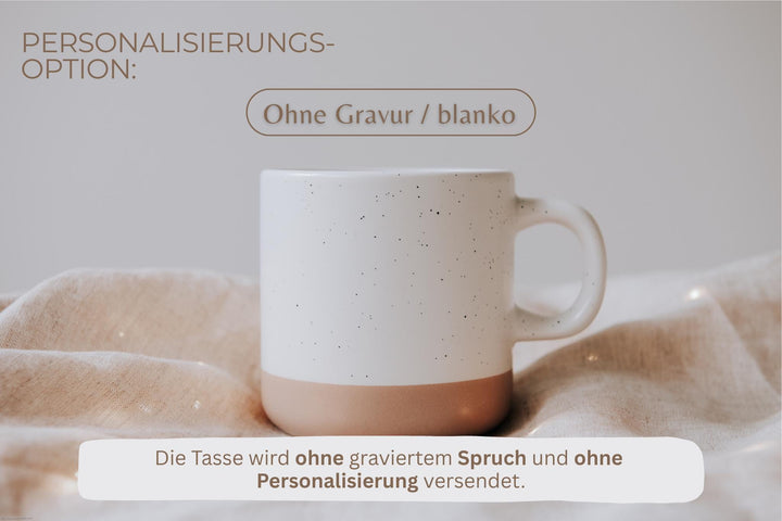 Ruhestandsgeschenk: Steinzeugtasse "Für immer Wochenende" mit Tiefgravur, 360 ml, weiß gesprenkelt, optional Name und Datum - Jellies Design