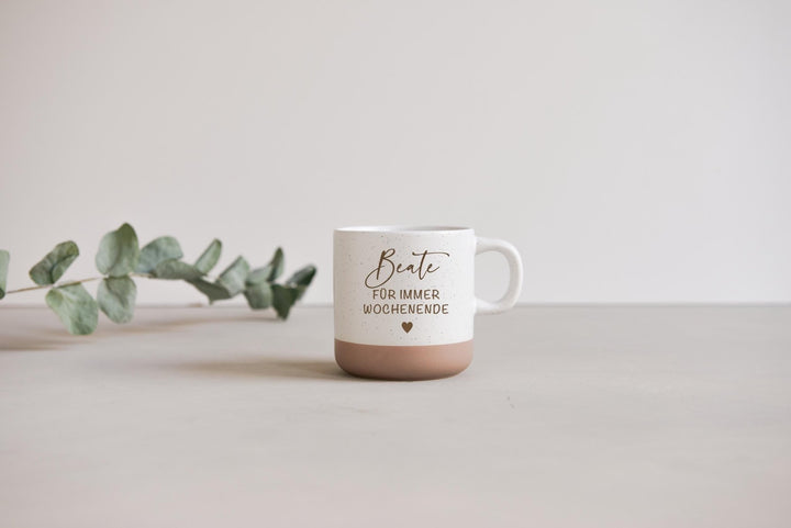 Ruhestandsgeschenk: Steinzeugtasse "Für immer Wochenende" mit Tiefgravur, 360 ml, weiß gesprenkelt, optional Name und Datum - Jellies Design