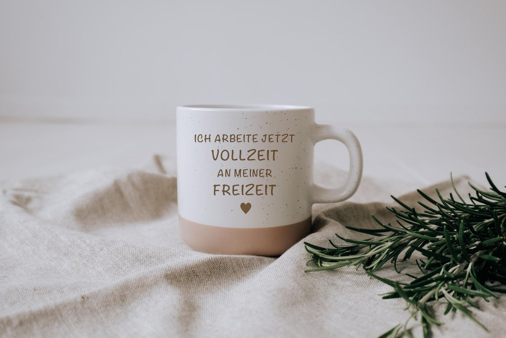 Steinzeugtasse "Ich arbeite Vollzeit an meiner Freizeit", weiß gesprenkelt mit 360ml - Jellies Design
