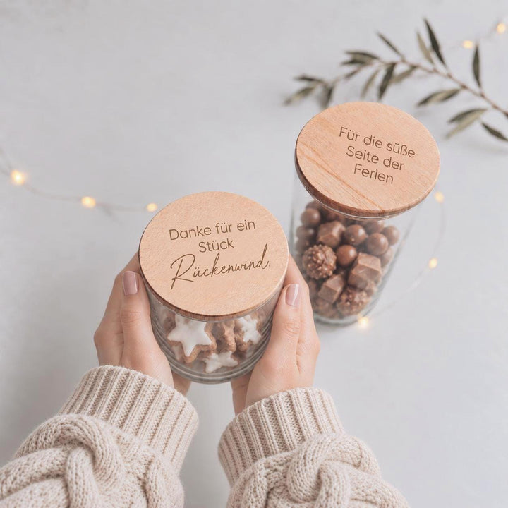 Vorratsglas Weihnachten mit Gravur, Geschenk für Lehrerin und Lehrer, Keksglas Holzdeckel, Aufmerksamkeit mit Name - JelliesDesign - Storage Jars - Cookie Jars