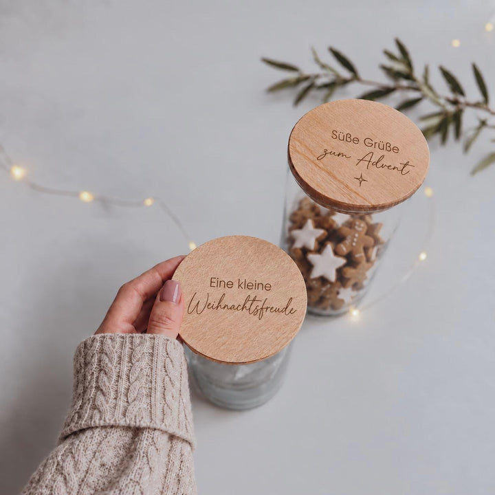 Vorratsglas Weihnachten mit Gravur, Buchenholzdeckel personalisiert - Keksglas Adventsgeschenk, Spruch &amp; Name wählbar, 4 Größen - JelliesDesign - Storage Jars - Cookie Jars