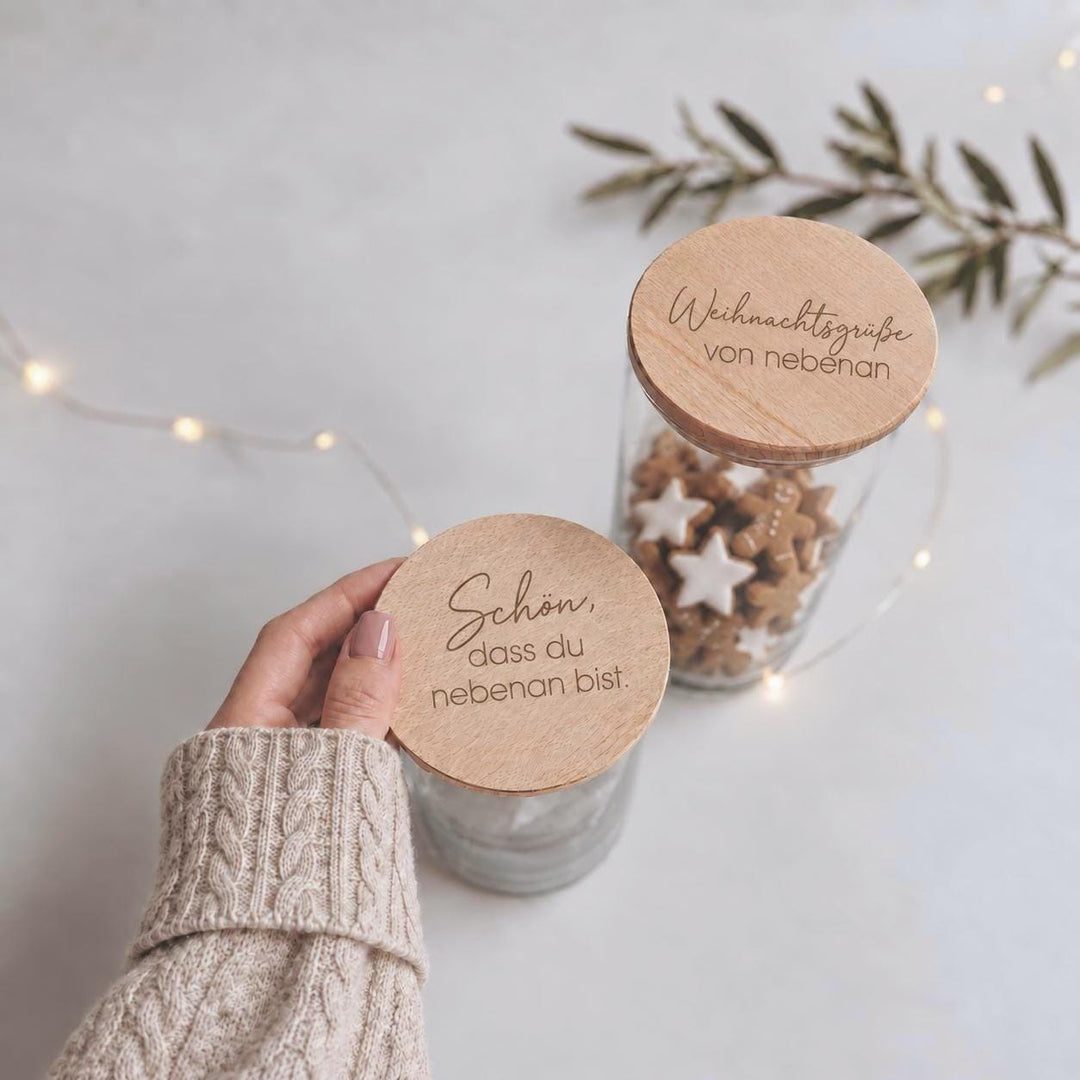 Vorratsglas Weihnachten mit Gravur, Geschenk für Nachbarn, Keksglas Holzdeckel, kleine Aufmerksamkeit mit Name - JelliesDesign - Storage Jars - Cookie Jars