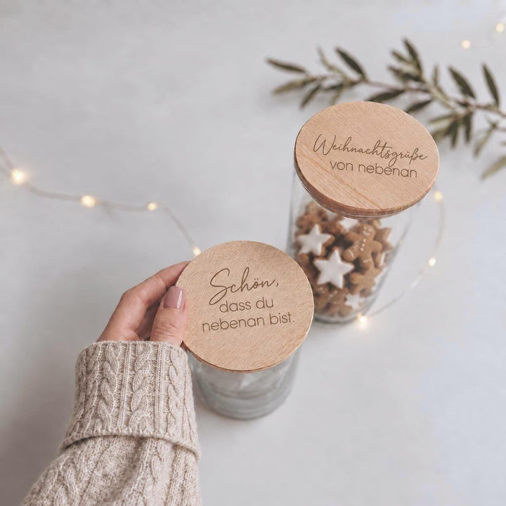 Vorratsglas Weihnachten mit Gravur, Geschenk für Nachbarn, Keksglas Holzdeckel, kleine Aufmerksamkeit mit Name - JelliesDesign - Storage Jars - Cookie Jars