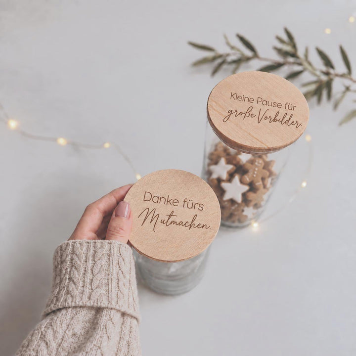Vorratsglas Weihnachten mit Gravur, Geschenk für Lehrerin und Lehrer, Keksglas Holzdeckel, Aufmerksamkeit mit Name - JelliesDesign - Storage Jars - Cookie Jars