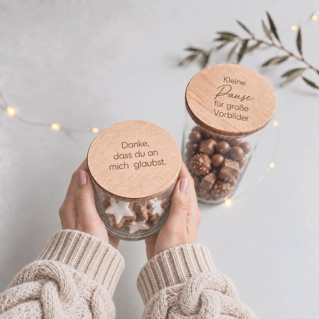 Vorratsglas Weihnachten mit Gravur, Geschenk für Lehrerin und Lehrer, Keksglas Holzdeckel, Aufmerksamkeit mit Name - JelliesDesign - Storage Jars - Cookie Jars