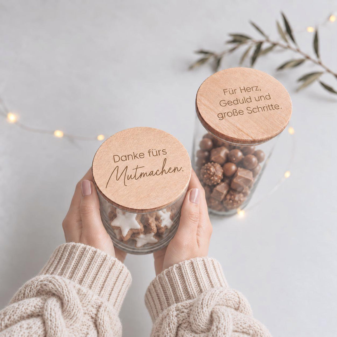 Vorratsglas Weihnachten mit Gravur, Geschenk für Lehrerin und Lehrer, Keksglas Holzdeckel, Aufmerksamkeit mit Name - JelliesDesign - Storage Jars - Cookie Jars