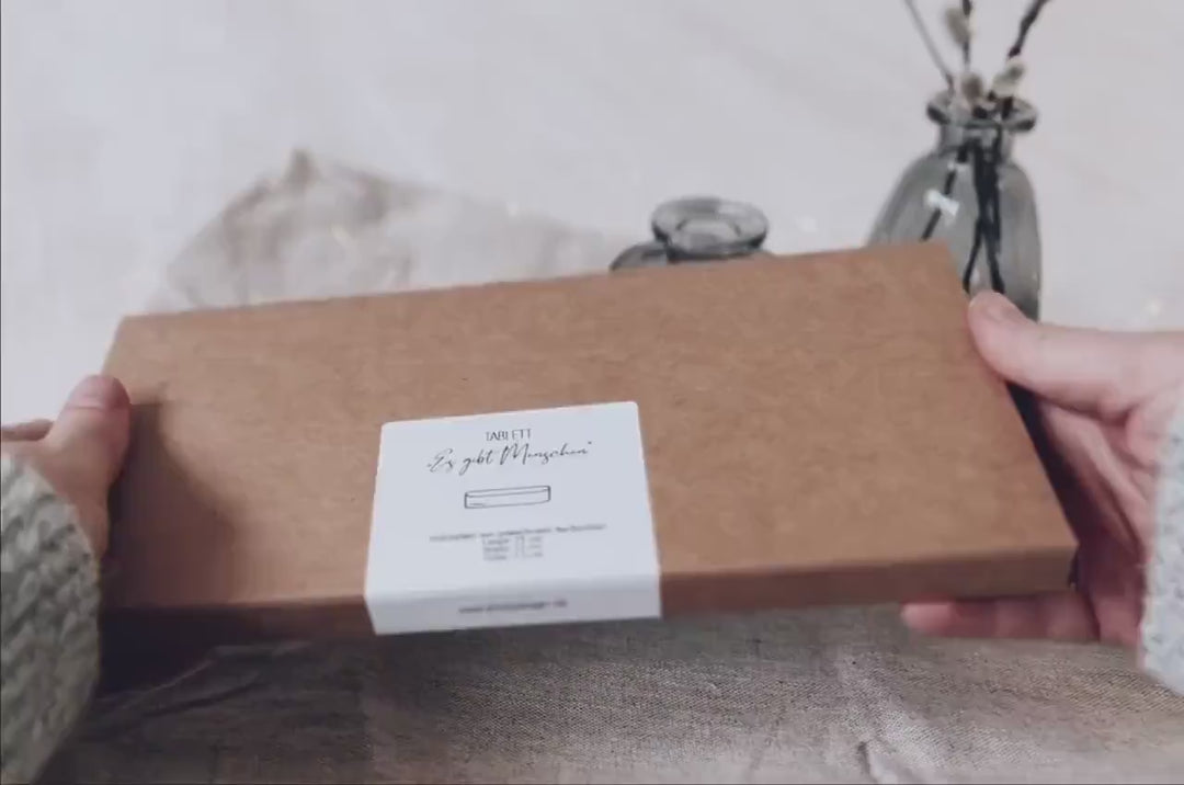 Holztablett aus Buche mit Gravur "Glück ist" – personalisiertes Geschenk für die Familie, in 2 Größen wählbar