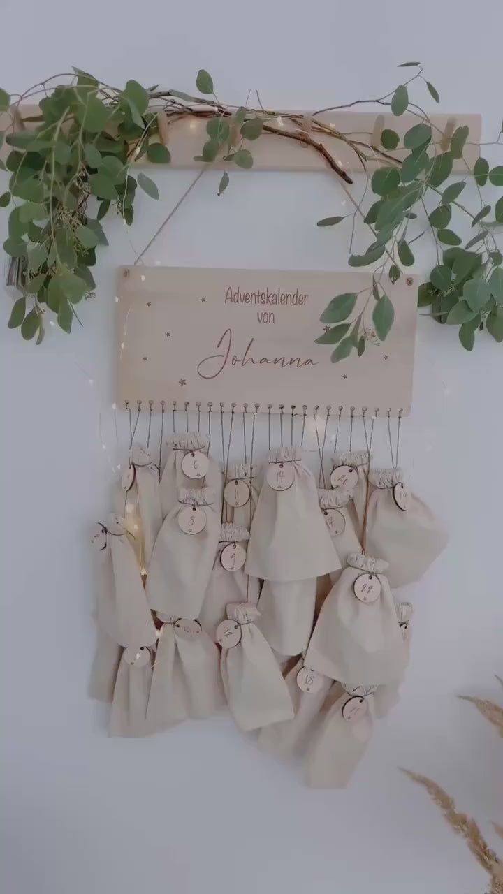 Personalisierter Adventskalender mit weihnachtlichen Ornamenten und Namen