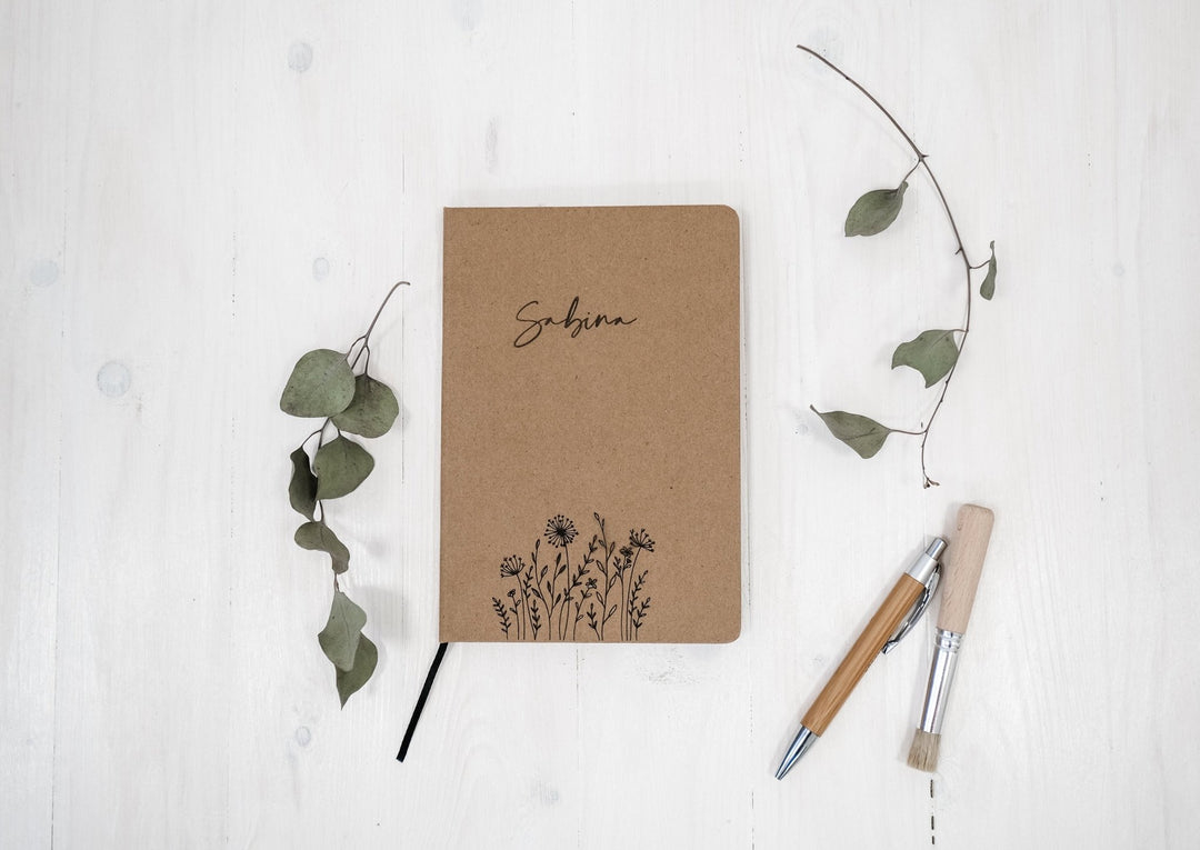 Notizbuch DIN A5 mit Kraftpapier Cover Wildblumenmotiv, personalisierbar - Jellies Design