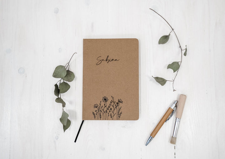 Notizbuch DIN A5 mit Kraftpapier Cover Wildblumenmotiv, personalisierbar - Jellies Design