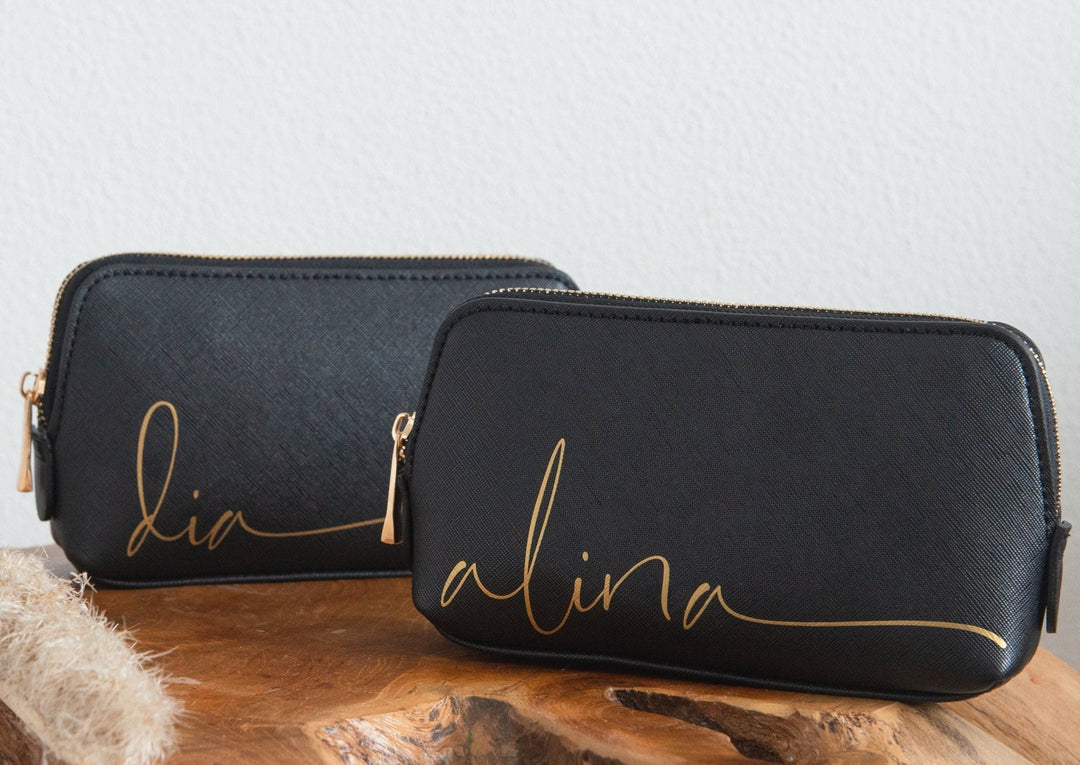 Kosmetiktasche mit geschwungenem Namen Kleinbuchstabe