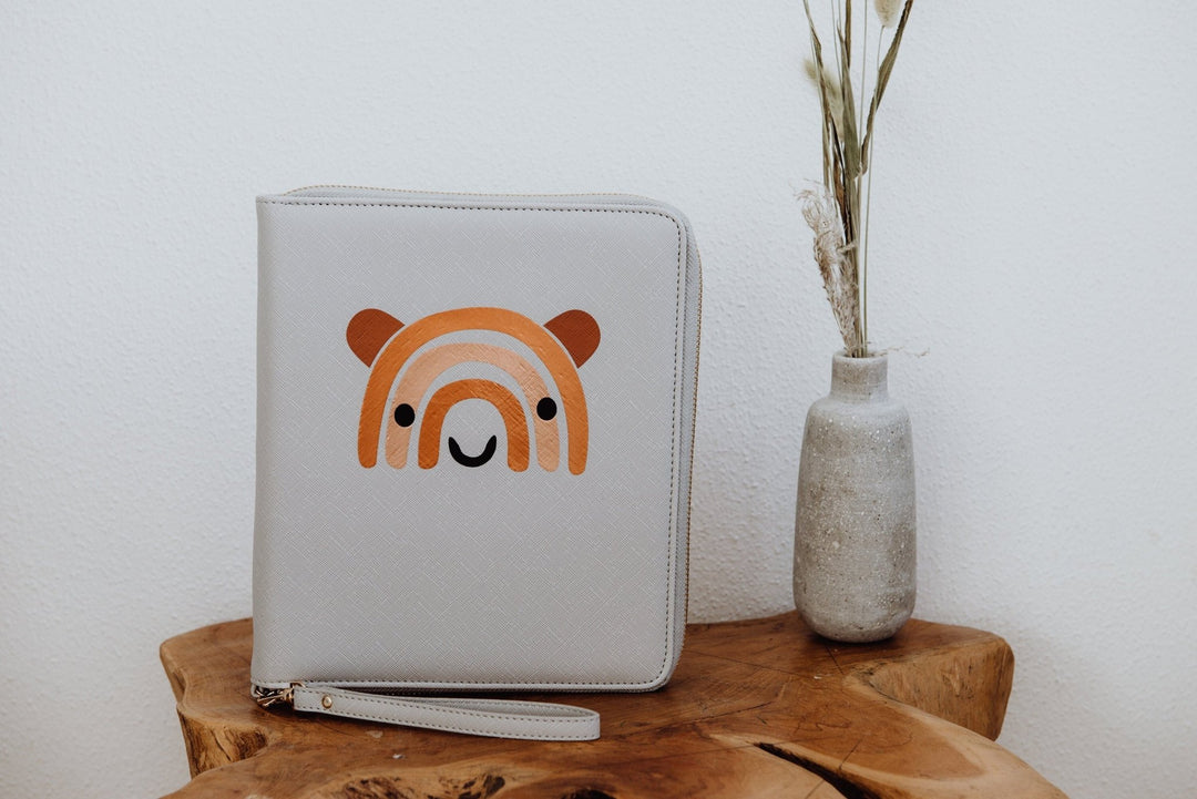 aufbewahrung für hefte Personalisierte U-Heft Organizer mit Regenbogen-Bär für Eure kleine Fa – Jellies Design