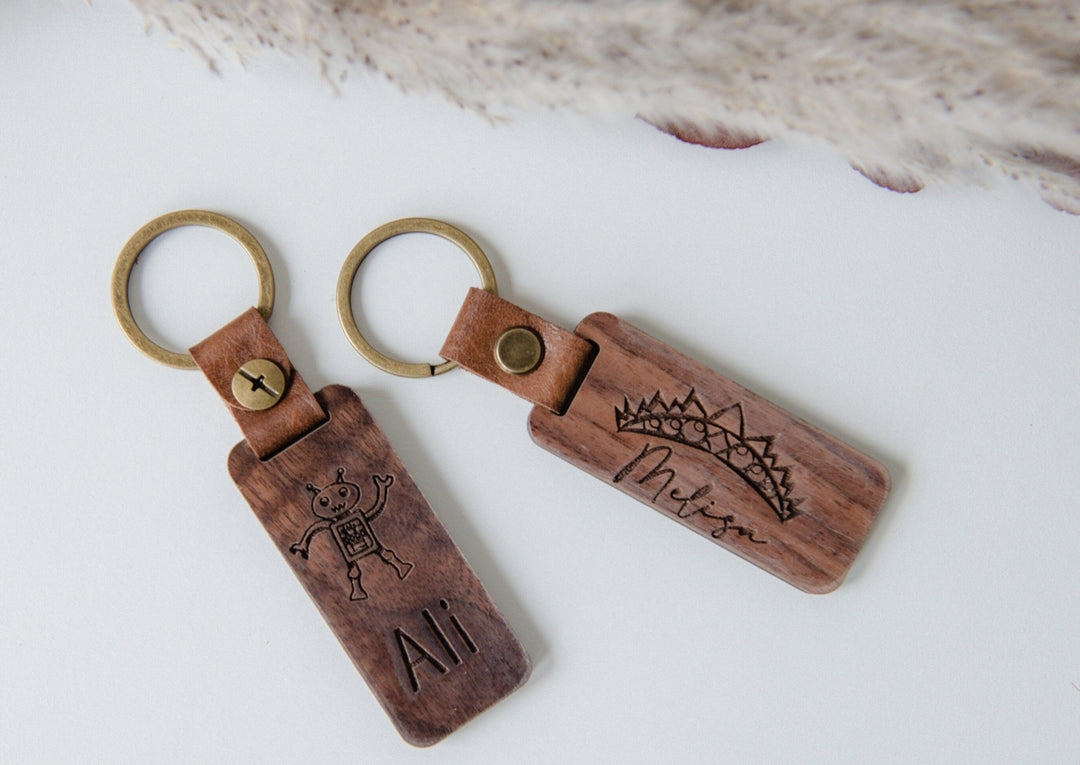 Personalisierbarer Schlüsselanhänger aus Walnussholz und Lederband - Jellies Design