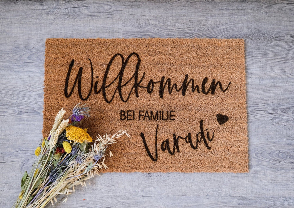Personalisierte Kokos Fußmatte "Willkommen bei Familie..." - Jellies Design