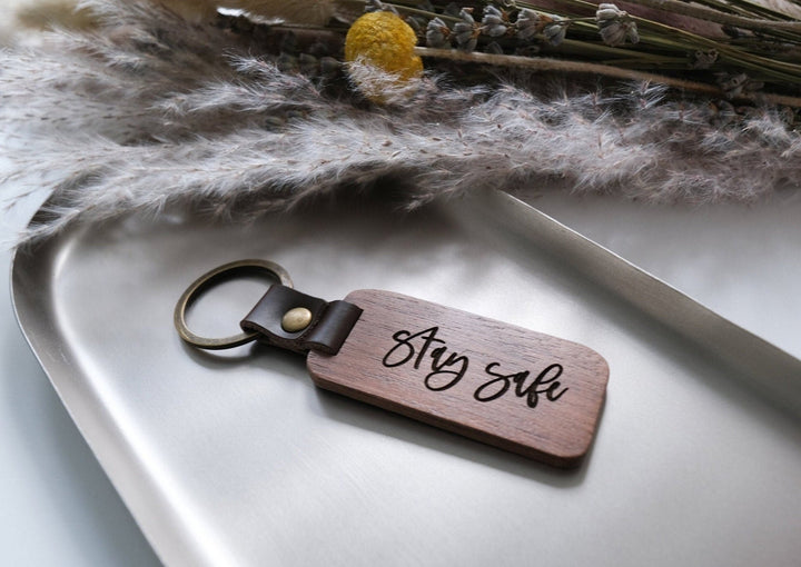 Personalisierbarer Schlüsselanhänger aus Walnussholz und Lederband - Jellies Design
