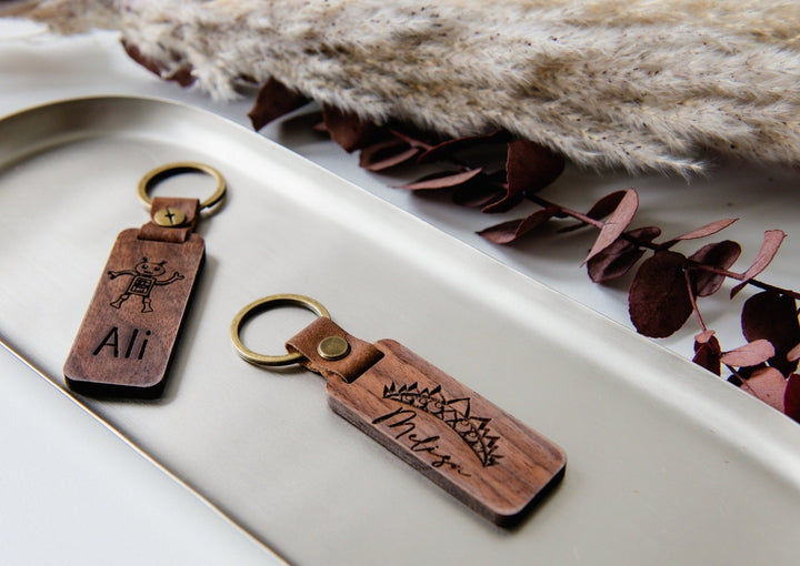 Personalisierbarer Schlüsselanhänger aus Walnussholz und Lederband - Jellies Design