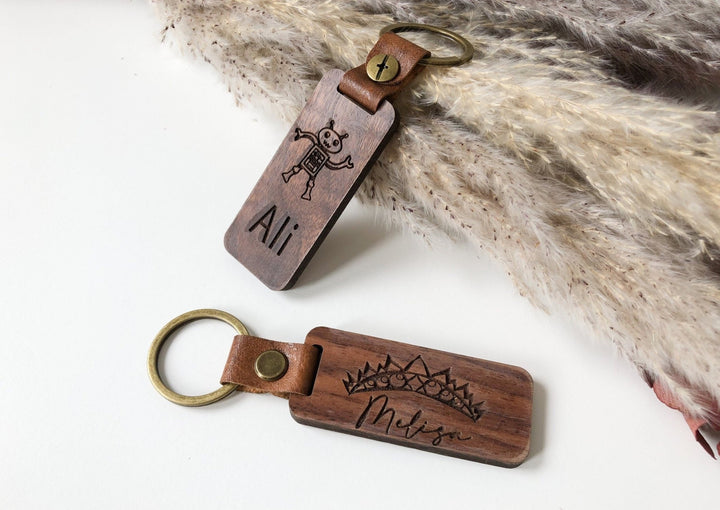 Personalisierbarer Schlüsselanhänger aus Walnussholz und Lederband - Jellies Design