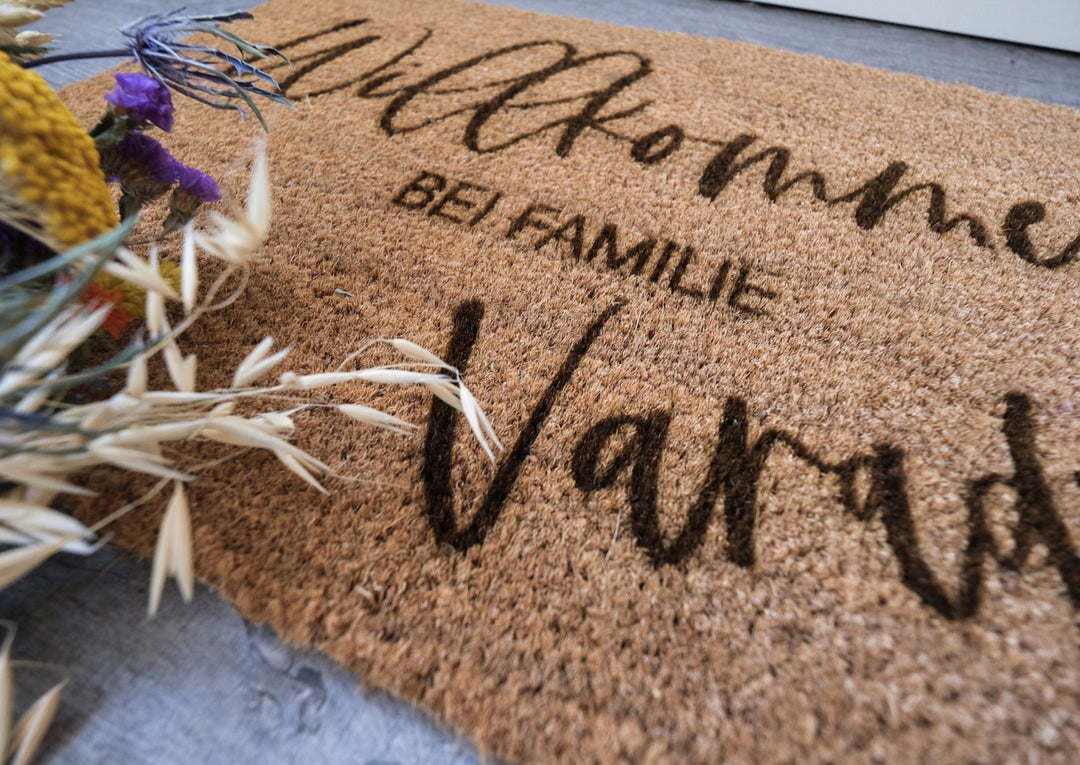 Personalisierte Kokos Fußmatte "Willkommen bei Familie..." - Jellies Design