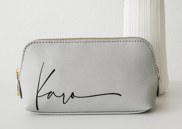 Kosmetiktasche mit geschwungenem Namen Großbuchstabe