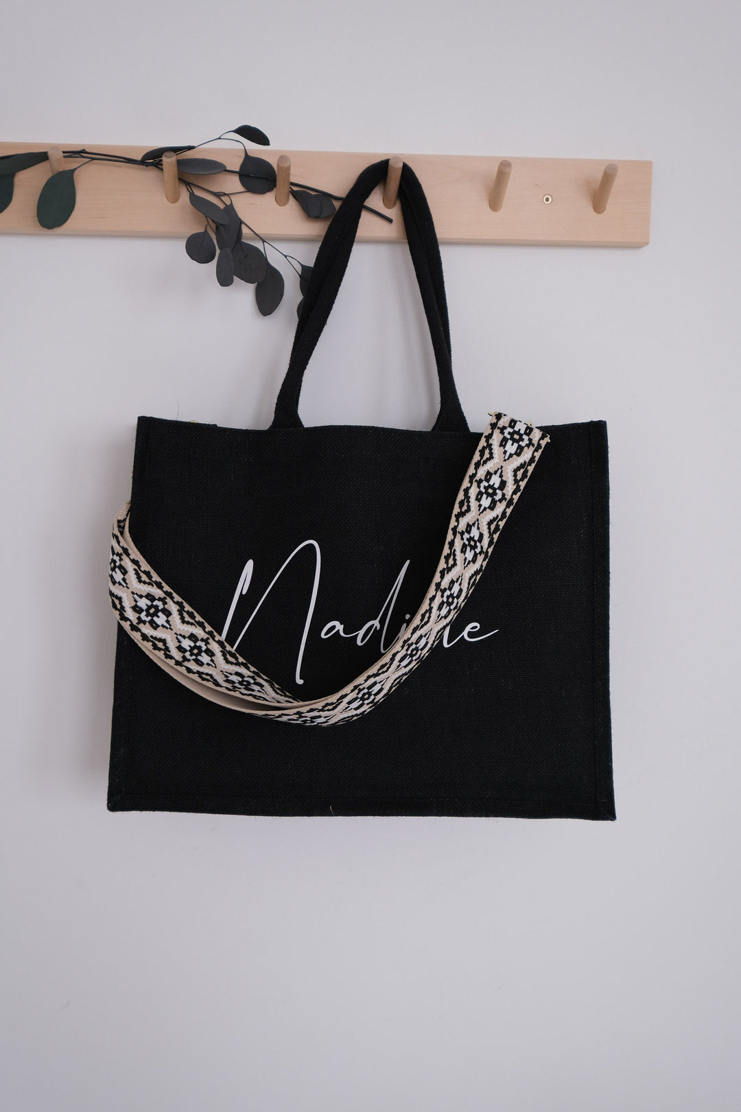 Jutetasche schwarz mit bunt bestickten Taschengurten, personalisierbar - JelliesDesign - Jute Bag - Totes