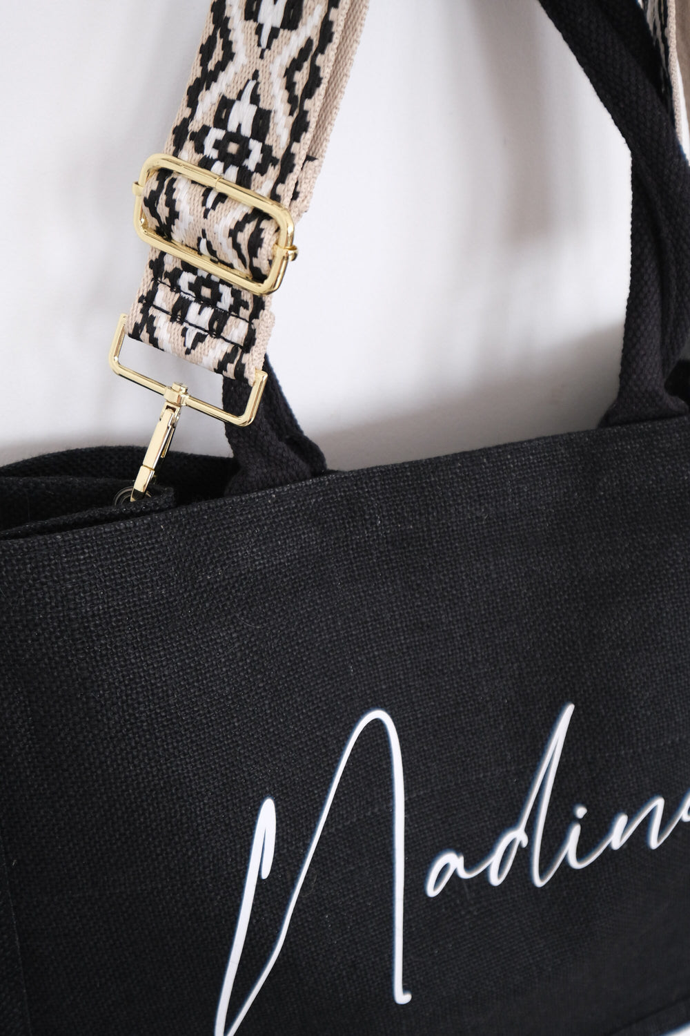 Jutetasche schwarz mit bunt bestickten Taschengurten, personalisierbar - JelliesDesign - Jute Bag - Totes