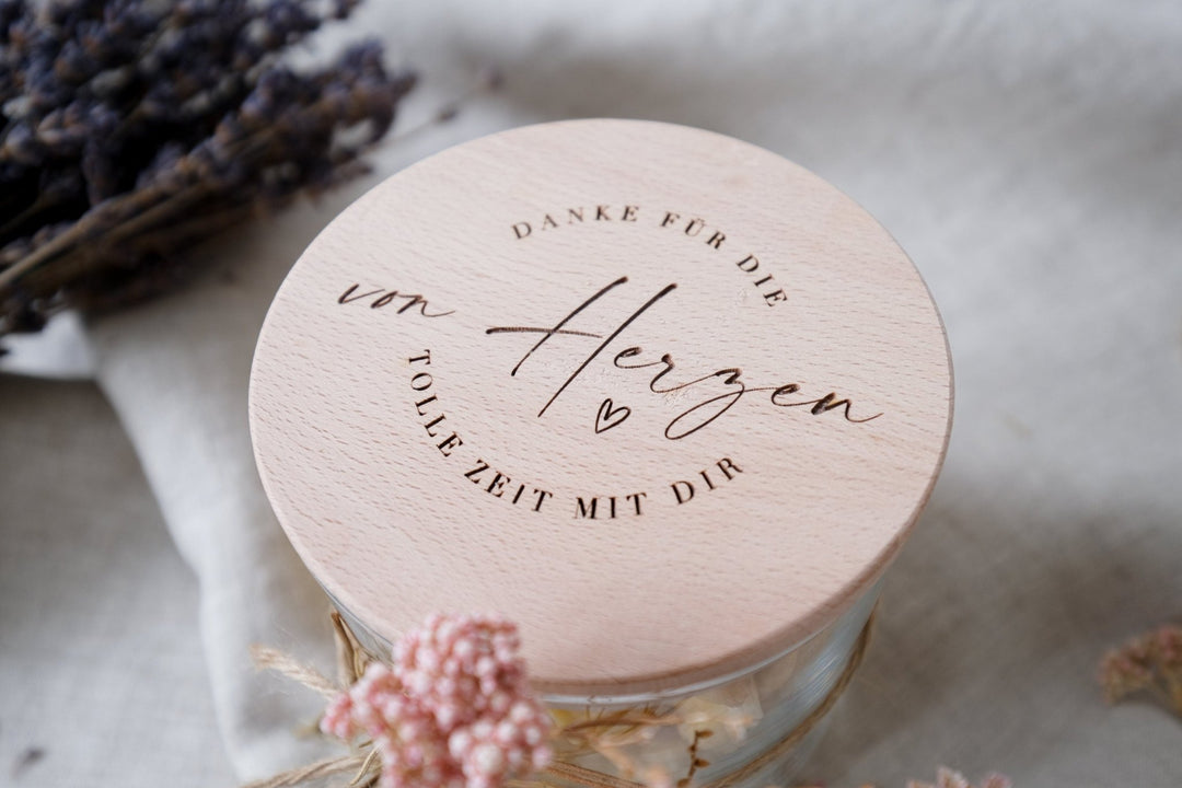 Vorratsglas "von Herzen" die Geschenkidee für Lehrer, Erzieher, Kollegen oder Kindergarten, Kita | Geschenkglas mit graviertem Holzdeckel - Jellies Design