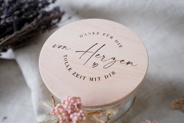 Vorratsglas "von Herzen" die Geschenkidee für Lehrer, Erzieher, Kollegen oder Kindergarten, Kita | Geschenkglas mit graviertem Holzdeckel - Jellies Design