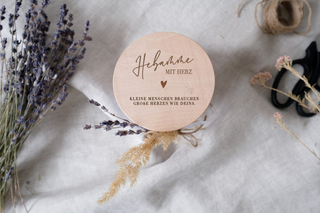 Vorratsglas für Hebamme | Hebamme mit Herz | Geschenkglas mit graviertem Holzdeckel - Jellies Design