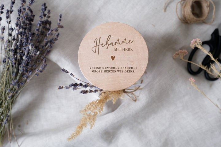 Vorratsglas für Hebamme | Hebamme mit Herz | Geschenkglas mit graviertem Holzdeckel - Jellies Design