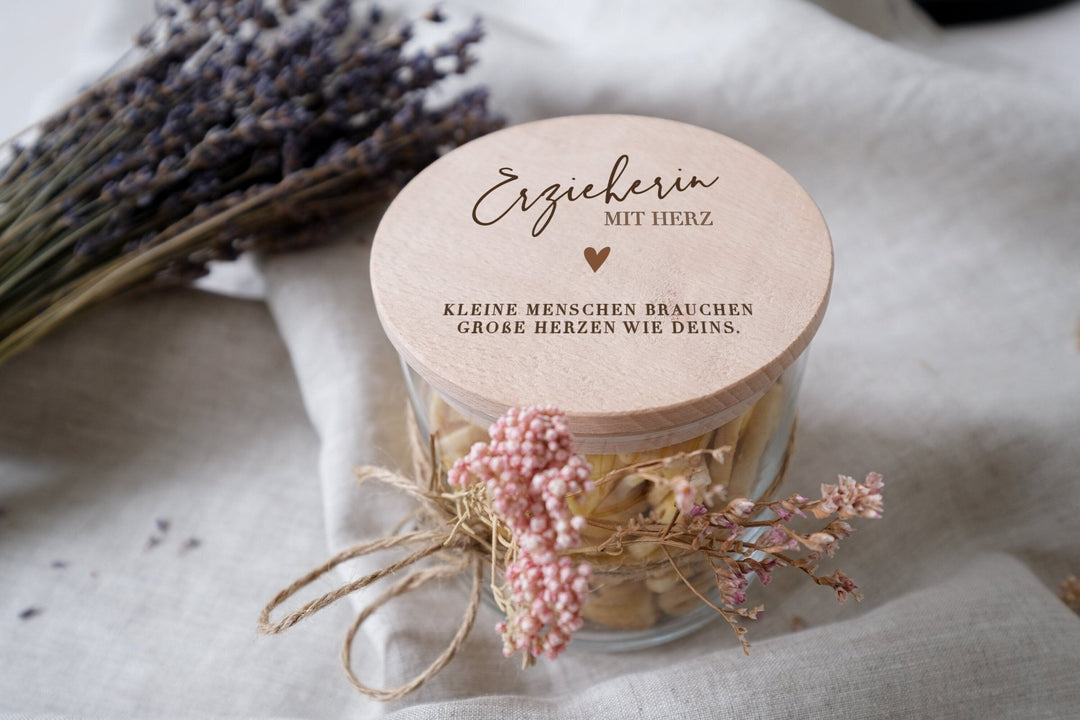 Vorratsglas Abschiedsgeschenk Erzieher | Erzieherin mit Herz | Abschied Kindergarten oder Kita | Geschenkglas mit graviertem Holzdeckel - Jellies Design