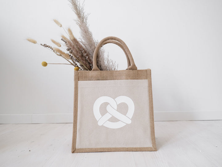 Jutetasche zum Oktoberfest | Wiesntasche mit Brezen für euren Besuch auf der Kirmes | Geschenk für den Mädelsausflug - JelliesDesign - Jute Bag - Totes