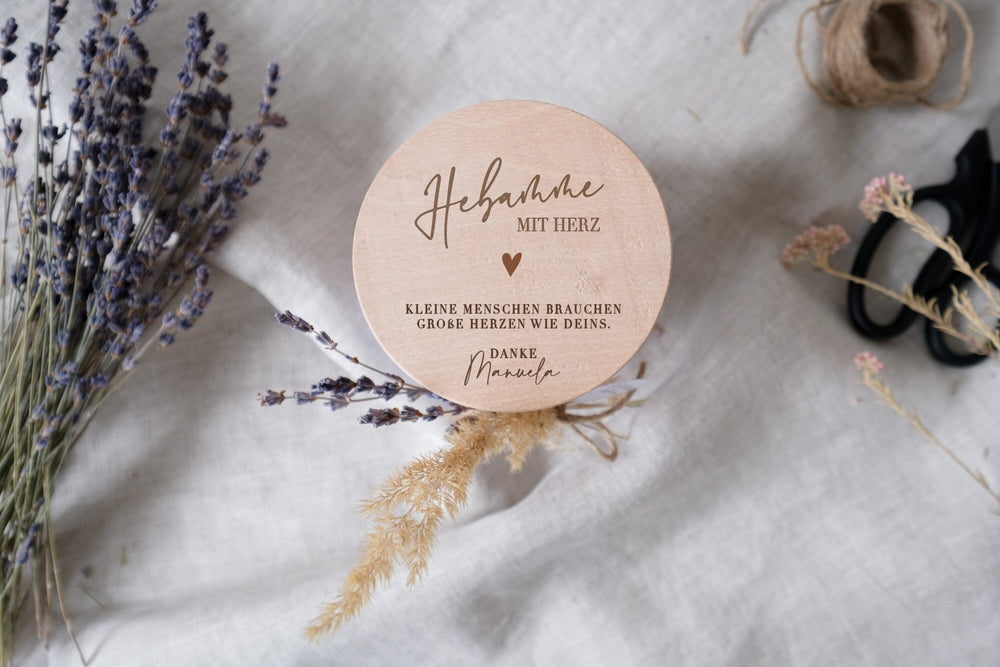 Vorratsglas für Hebamme | Hebamme mit Herz | Geschenkglas mit graviertem Holzdeckel - Jellies Design