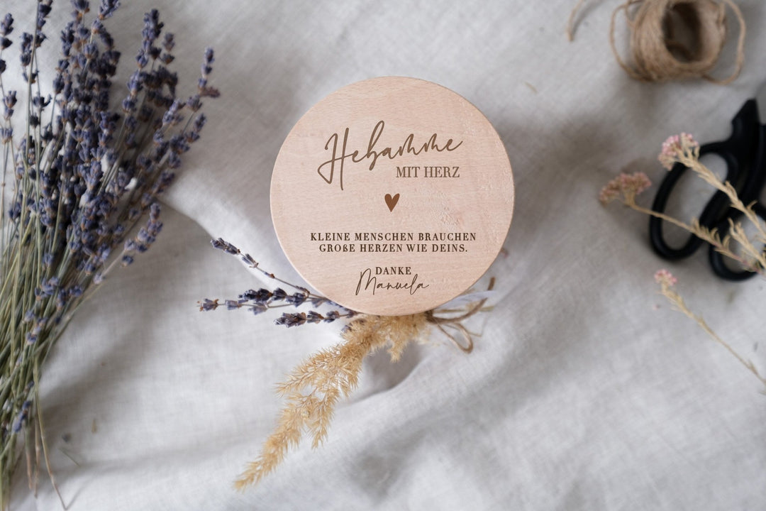 Vorratsglas für Hebamme | Hebamme mit Herz | Geschenkglas mit graviertem Holzdeckel - Jellies Design