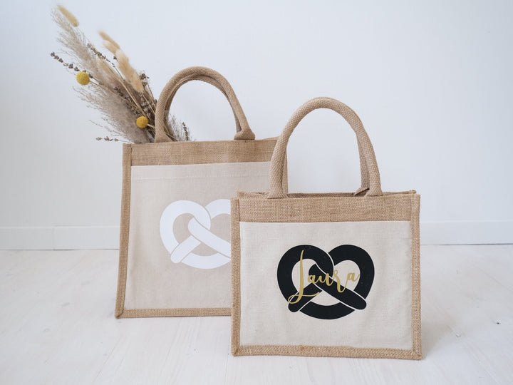 Jutetasche zum Oktoberfest | Wiesntasche mit Brezen für euren Besuch auf der Kirmes | Geschenk für den Mädelsausflug - JelliesDesign - Jute Bag - Totes