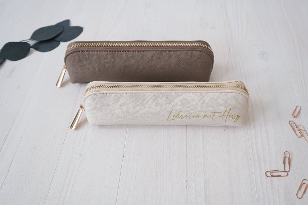 Personalisiertes Mäppchen mit Name oder Wunschtext in Ivory und Taupe | Geschenk für die Lehrerin oder als Abschiedsgeschenk | Etui - Jellies Design