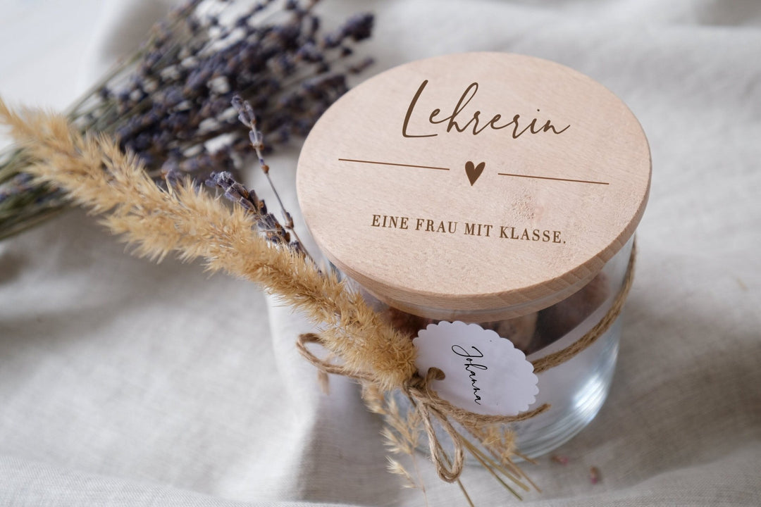 Personalisiertes Vorratsglas Lehrer | Lehrerin - Eine Frau mit Klasse | Abschied Schule oder Glas zur Motivation | Geschenkglas - Jellies Design