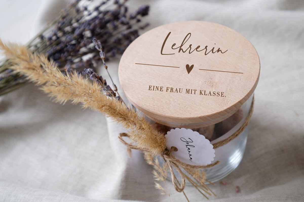 Personalisiertes Vorratsglas Lehrer | Lehrerin - Eine Frau mit Klasse | Abschied Schule oder Glas zur Motivation | Geschenkglas - Jellies Design