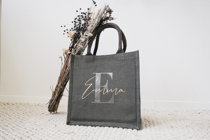 Graue Jutetasche mit Initialen | Geschenk zum Muttertag | JGA, Brautparty oder Abschiedsgeschenk Lehrer und Erzieher | Geburtstagsgeschenk - JelliesDesign - Jute Bag - Totes