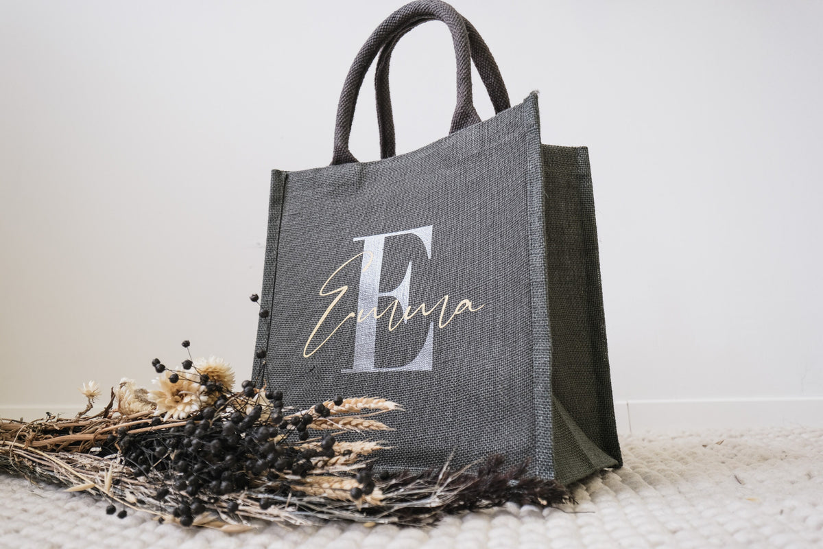 Graue Jutetasche mit Initialen | Geschenk zum Muttertag | JGA, Brautparty oder Abschiedsgeschenk Lehrer und Erzieher | Geburtstagsgeschenk - JelliesDesign - Jute Bag - Totes