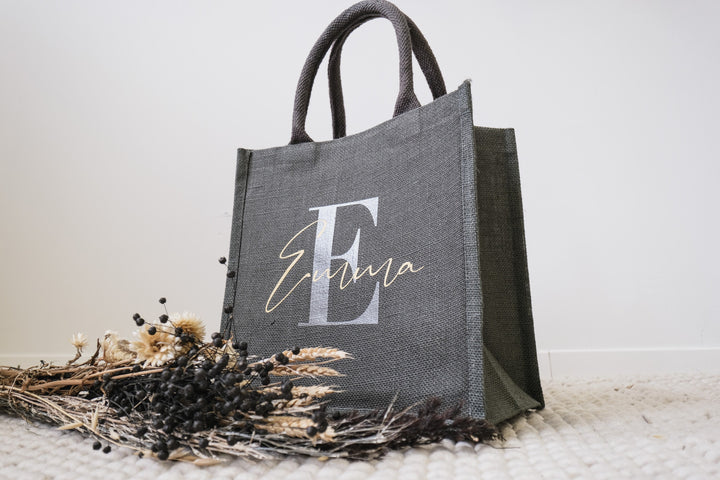 Graue Jutetasche mit Initialen | Geschenk zum Muttertag | JGA, Brautparty oder Abschiedsgeschenk Lehrer und Erzieher | Geburtstagsgeschenk - JelliesDesign - Jute Bag - Totes