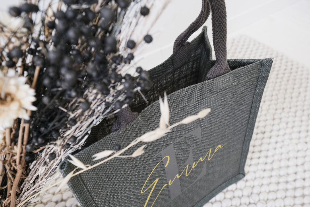 Graue Jutetasche mit Initialen | Geschenk zum Muttertag | JGA, Brautparty oder Abschiedsgeschenk Lehrer und Erzieher | Geburtstagsgeschenk - JelliesDesign - Jute Bag - Totes