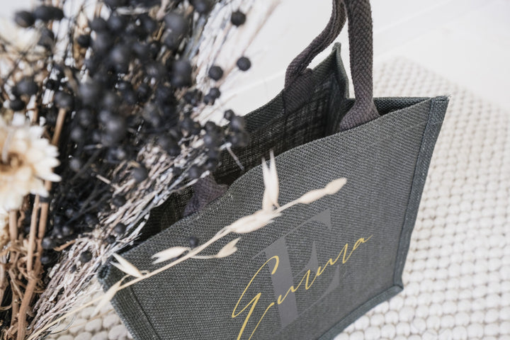 Graue Jutetasche mit Initialen | Geschenk zum Muttertag | JGA, Brautparty oder Abschiedsgeschenk Lehrer und Erzieher | Geburtstagsgeschenk - JelliesDesign - Jute Bag - Totes