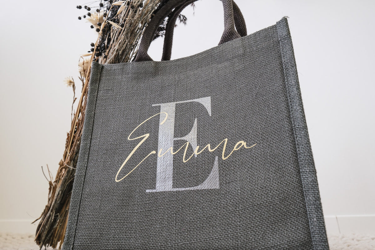 Graue Jutetasche mit Initialen | Geschenk zum Muttertag | JGA, Brautparty oder Abschiedsgeschenk Lehrer und Erzieher | Geburtstagsgeschenk - JelliesDesign - Jute Bag - Totes