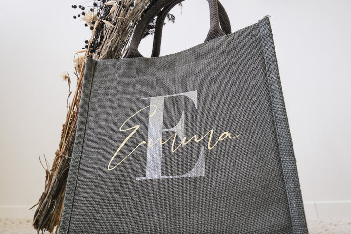 Graue Jutetasche mit Initialen | Geschenk zum Muttertag | JGA, Brautparty oder Abschiedsgeschenk Lehrer und Erzieher | Geburtstagsgeschenk - JelliesDesign - Jute Bag - Totes