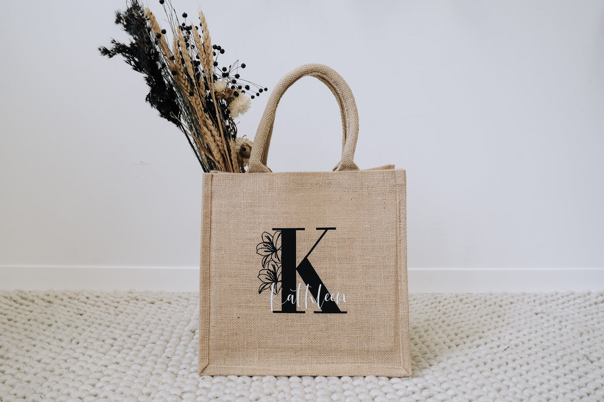 Jutetasche mit Initialen | Blumenmotiv | Geschenk zum Muttertag oder JGA | Brautparty oder Abschiedsgeschenk Lehrer und Erzieher - JelliesDesign - Jute Bag - Totes