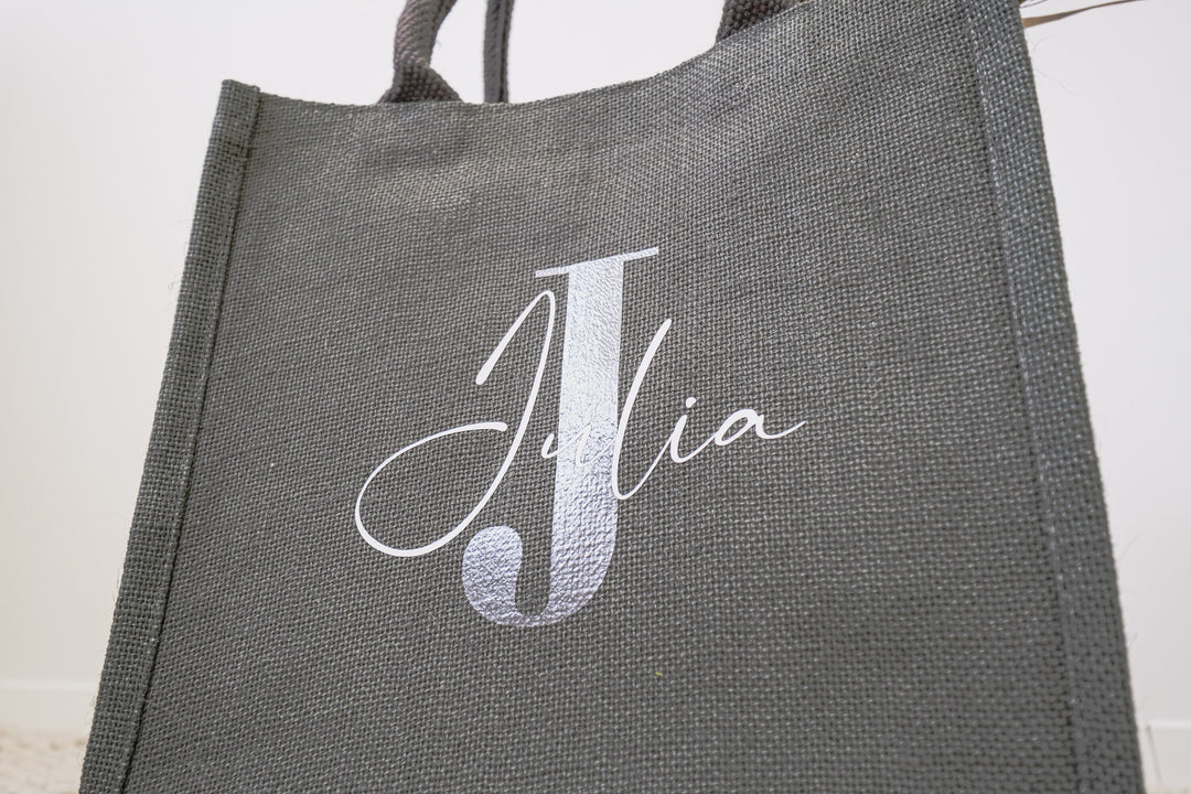 Graue Jutetasche mit Initialen | Geschenk zum Muttertag | JGA, Brautparty oder Abschiedsgeschenk Lehrer und Erzieher | Geburtstagsgeschenk - JelliesDesign - Jute Bag - Totes